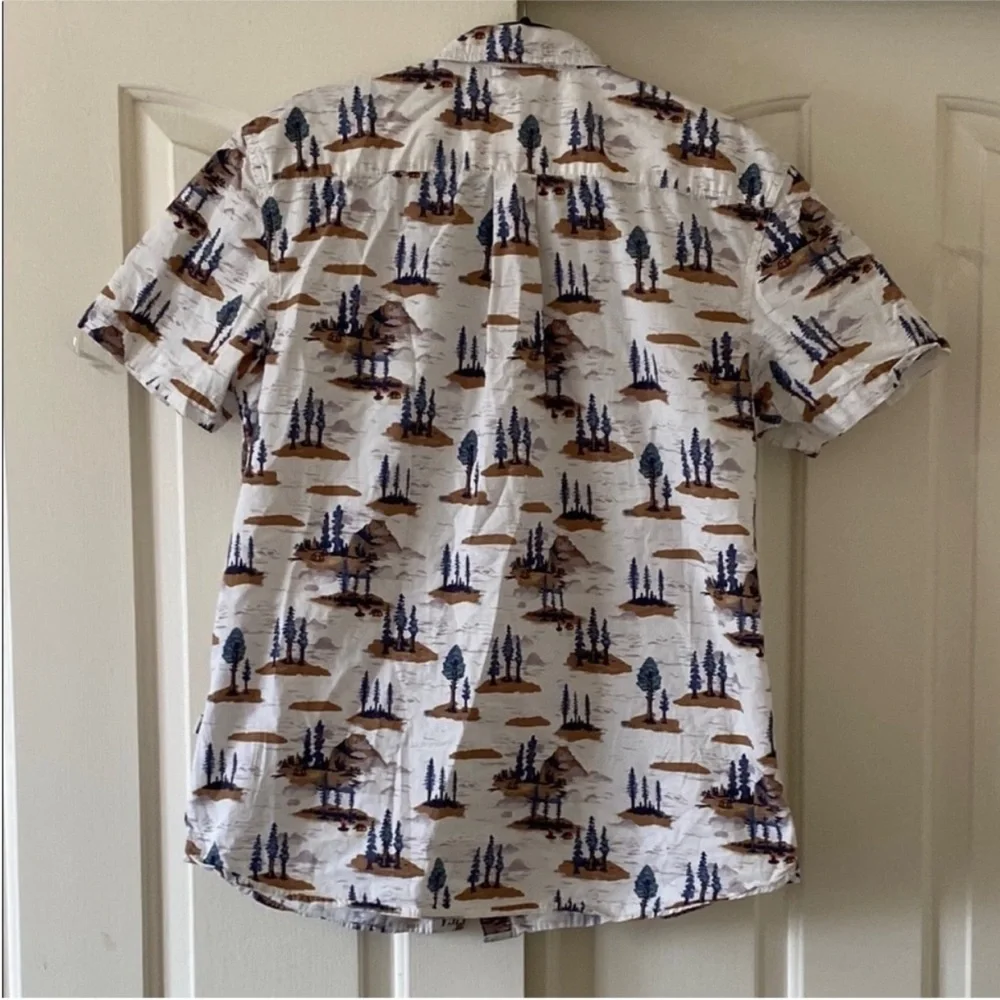 THE NORTH FACE Short-Sleeve Button-Up Shirt in White with Blue & Brown Print